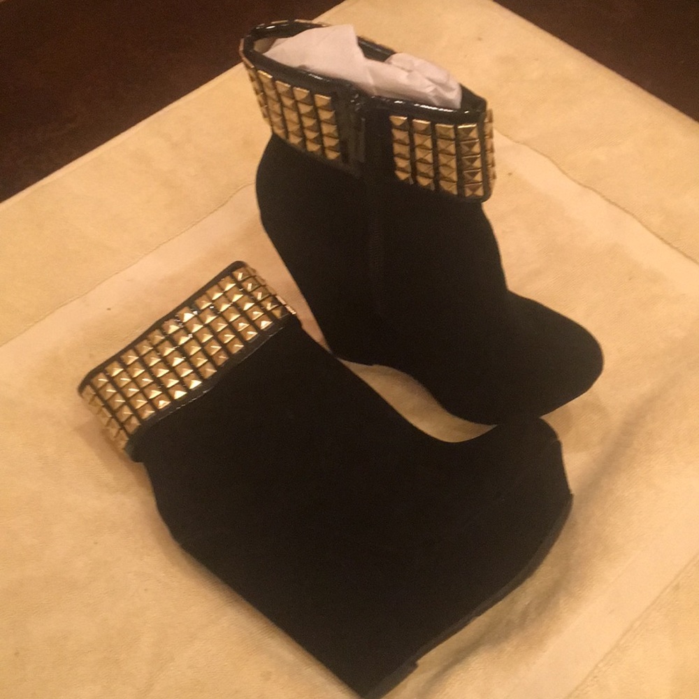 Dollhouse wedge bootie